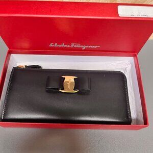 100% Authentic Salvatore Ferragamo Vara Bow Logo Women Black Leather Zip Wallet